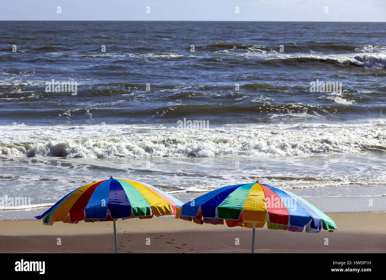 NC00721-00... NORTH CAROLINA - Sonnenschirme am Strand in Cape Hatteras National Seashore. Stockfoto