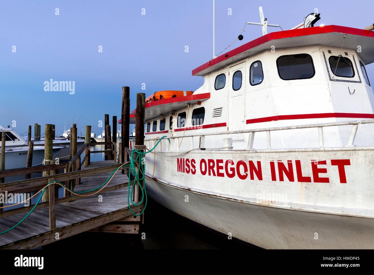 NC00732-00... NORTH CAROLINA - Boote in der Oregon Inlet Marina bei Sonnenaufgang, Bodie Island, Cape Hatteras National Seashore. Stockfoto