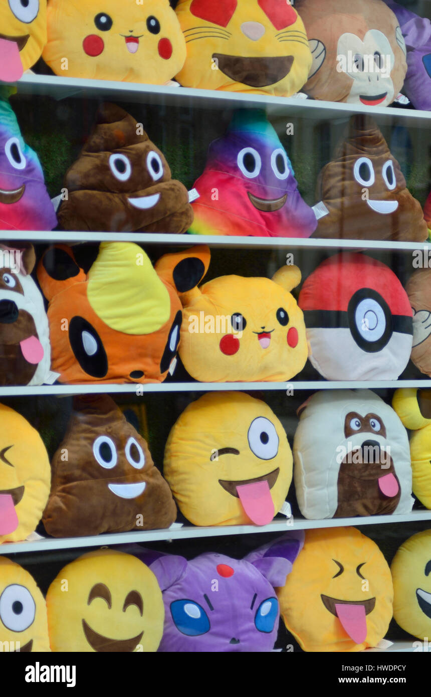 Emoji Kissen Flächen im Schaufenster angezeigt werden. Stockfoto