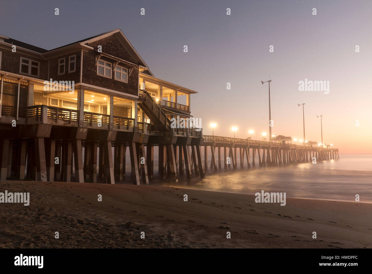 NC00788-00... North Carolina - Sonnenaufgang am Jennetts Pier in der Nähe von Fischbein Junction auf den Outer Banks. Stockfoto