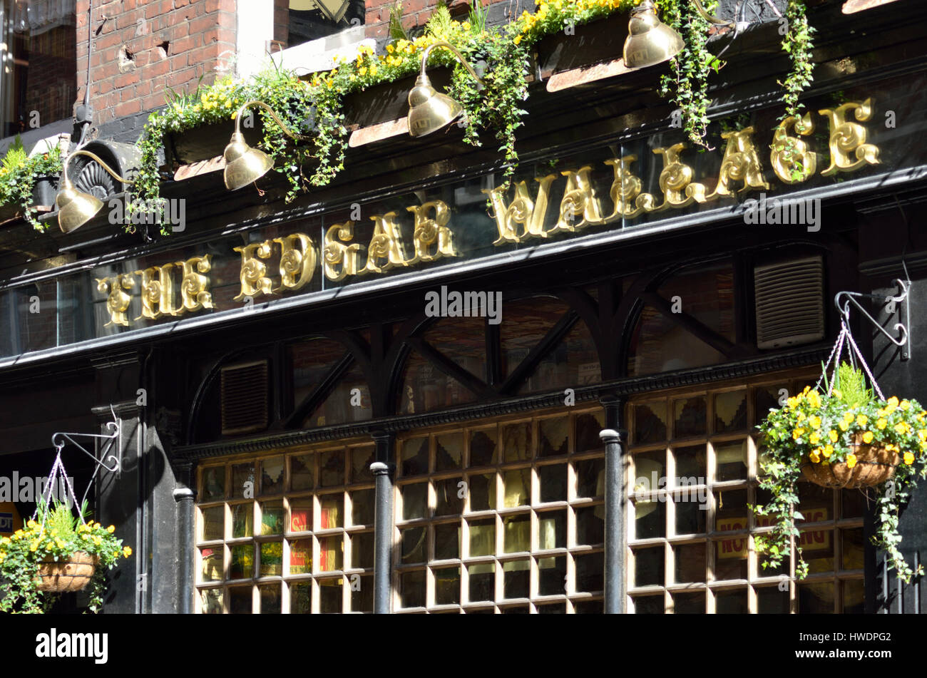 Die Edgar Wallace-Kneipe in Essex St, City of London, UK. Stockfoto