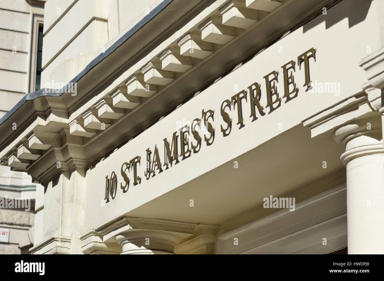 Nummer 10 St. James Street verzierten Stein außen, London, UK. Stockfoto
