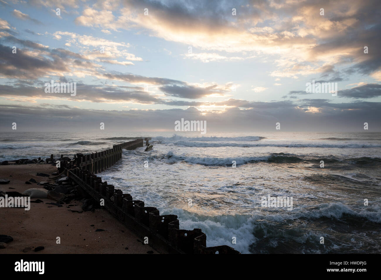 NC00815-00... NORTH CAROLINA - Sonnenaufgang über dem Atlantischen Ozean im Cape Hatteras Lighthouse, Cape Hatteras National Seashore. Stockfoto