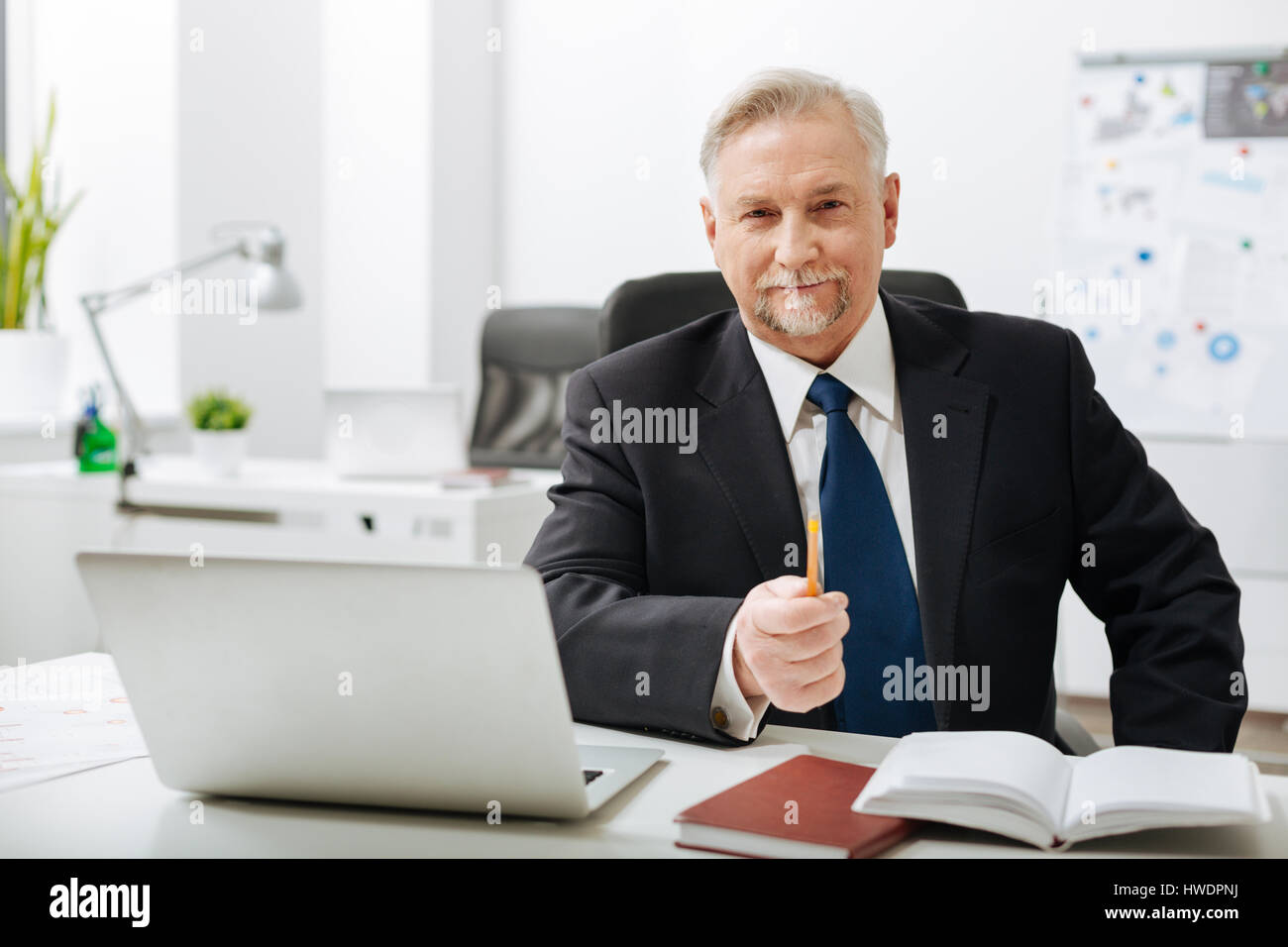 Freuen uns Alter Geschäftsmann, sitzen im Büro Stockfoto