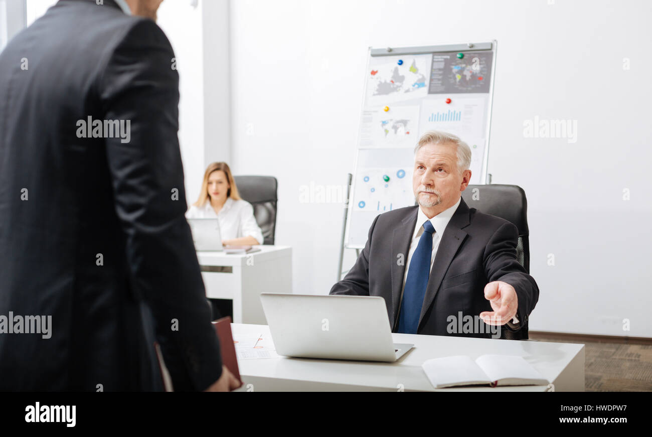 Wütend Arbeitgeber mit Gespräch mit Mitarbeiter im Büro Stockfoto
