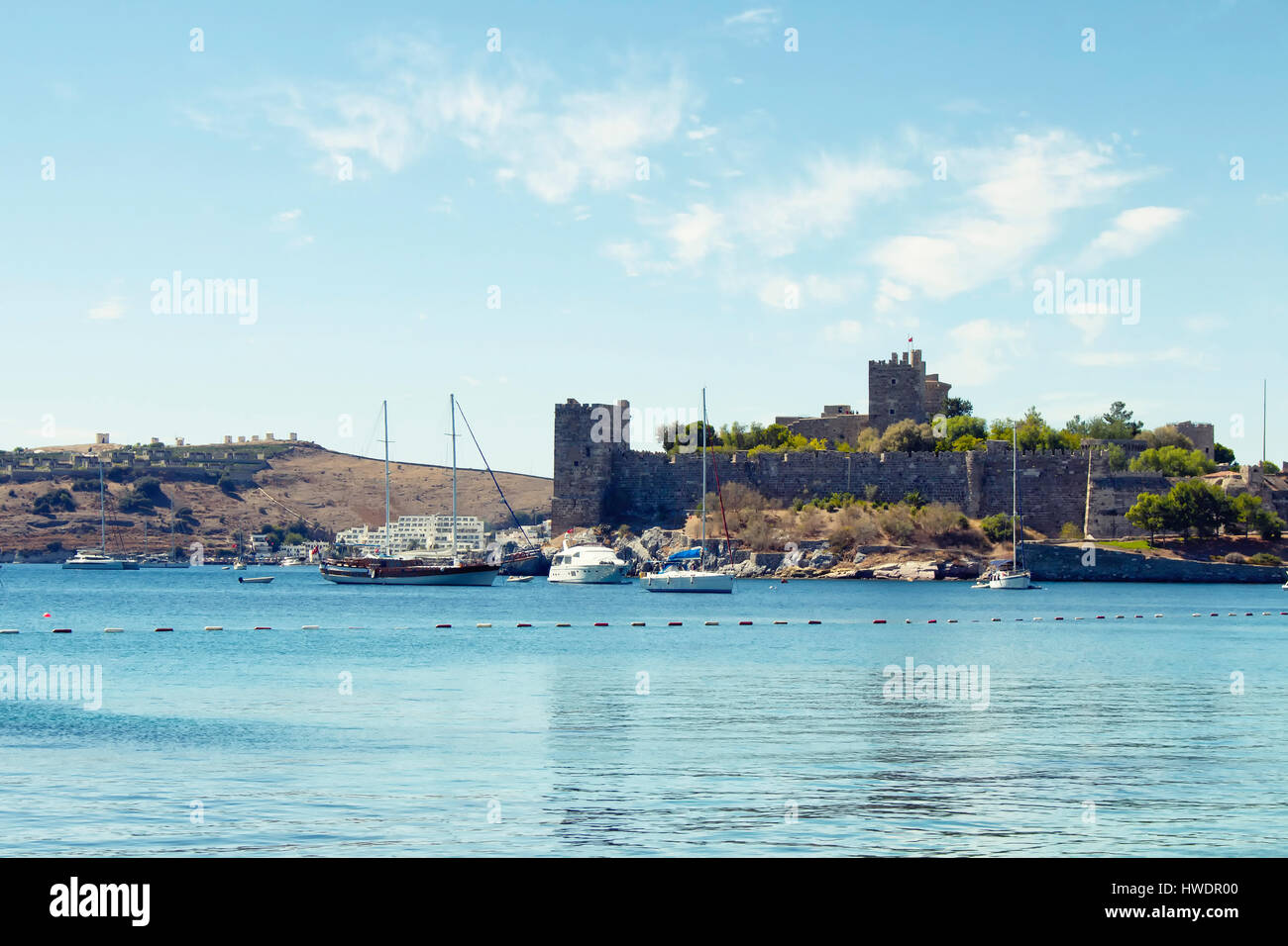 Luxus-Yachten (Segelboote) geparkt auf dem türkisblauen Wasser vor Bodrum Burg. Das Bild zeigt Ägäis und Mittelmeer Kultur der Coastel Lifestyl Stockfoto