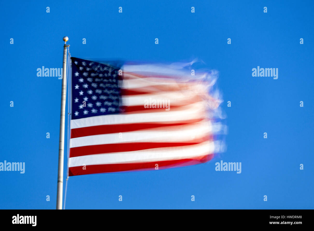NC00902-00... NORTH CAROLINA - Vereinigte Staaten von Amerika-Flagge weht ein starker Wind. Stockfoto