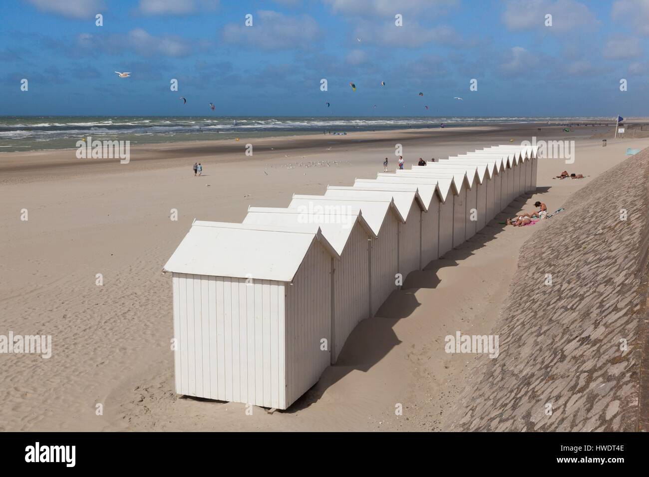 Frankreich, Somme, Fort Mahon Plage, Strand mit Strandhütten Stockfoto