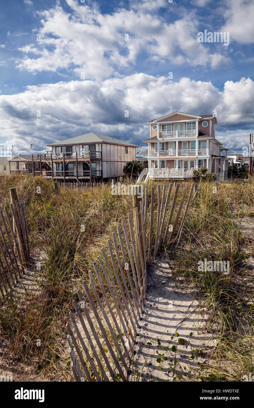 NC00924-00... NORTH CAROLINA - Sand Zäune auf dem Strand-Grat, mit Häusern am Wrightsville Beach Stockfoto