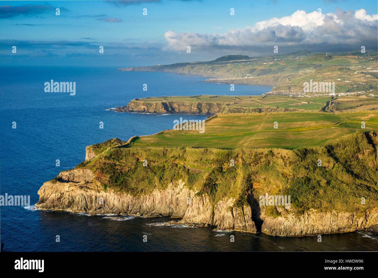 Portugal, Azoren, Insel Sao Miguel, Nordküste, Blick vom Aussichtspunkt Santa Iria Stockfoto