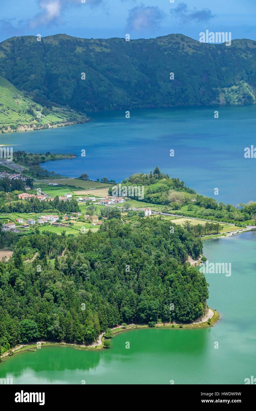 Portugal, Azoren, Sao Miguel Island, Sete Cidades Blick vom Vista Do Rei Aussichtspunkt in Lagoa Verde und Lagoa Azul Kraterseen Stockfoto