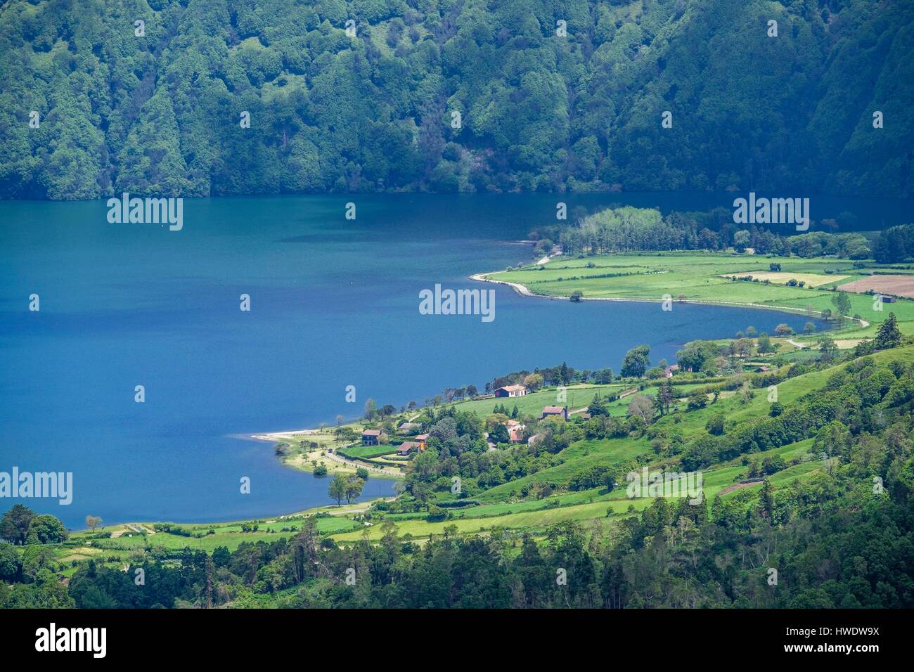 Portugal, Azoren, Sao Miguel Island, Sete Cidades Blick vom Vista Do Rei Sicht über Kratersee Lagoa Azul Stockfoto