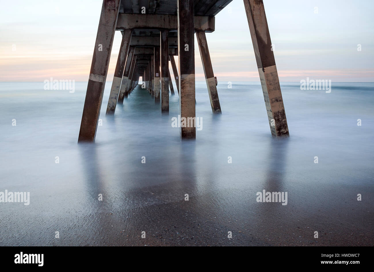 NC00930-00... NORTH CAROLINA - Blick auf die Stützen unter Johnney Mercer Pier auf Wrightsville Beach. Stockfoto