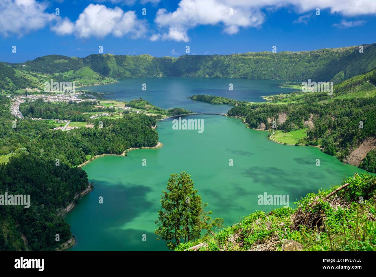 Portugal, Azoren, Sao Miguel Island, Sete Cidades Blick vom Vista Do Rei Aussichtspunkt in Lagoa
