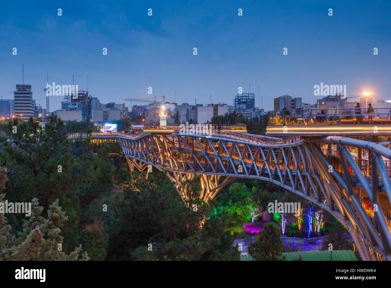 Iran, Teheran, Skyline der Stadt vom Pol e Tabiat Natur Brücke, kanadisch-iranische Architekten Leila Araghian, gebaut im Jahr 2014, Dämmerung Stockfoto