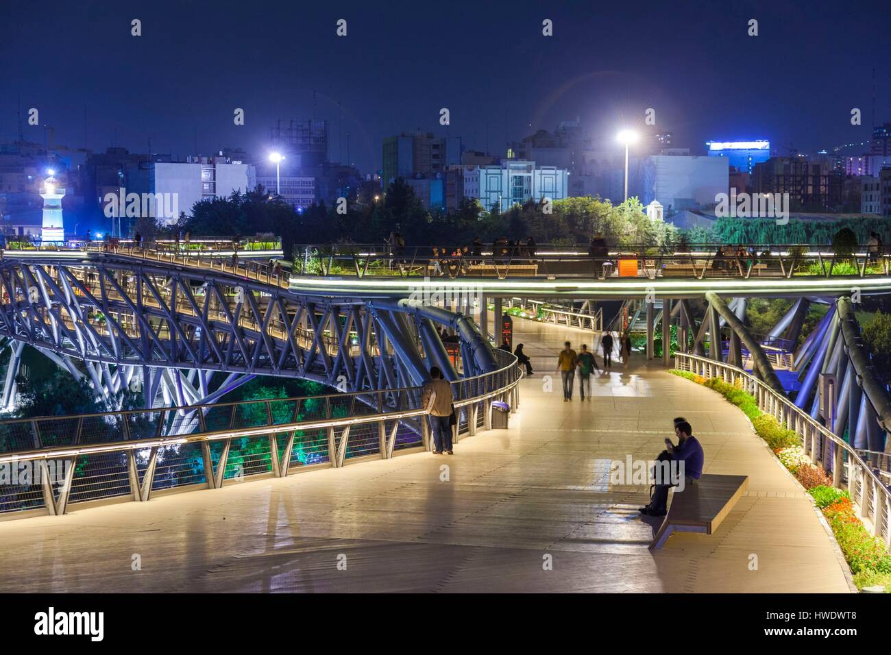 Iran, Teheran, Skyline der Stadt vom Pol e Tabiat Natur Brücke, entworfen von Canadian-iranischen Architekten Leila Araghian, gebaut im Jahr 2014, Dämmerung, Besucher Stockfoto