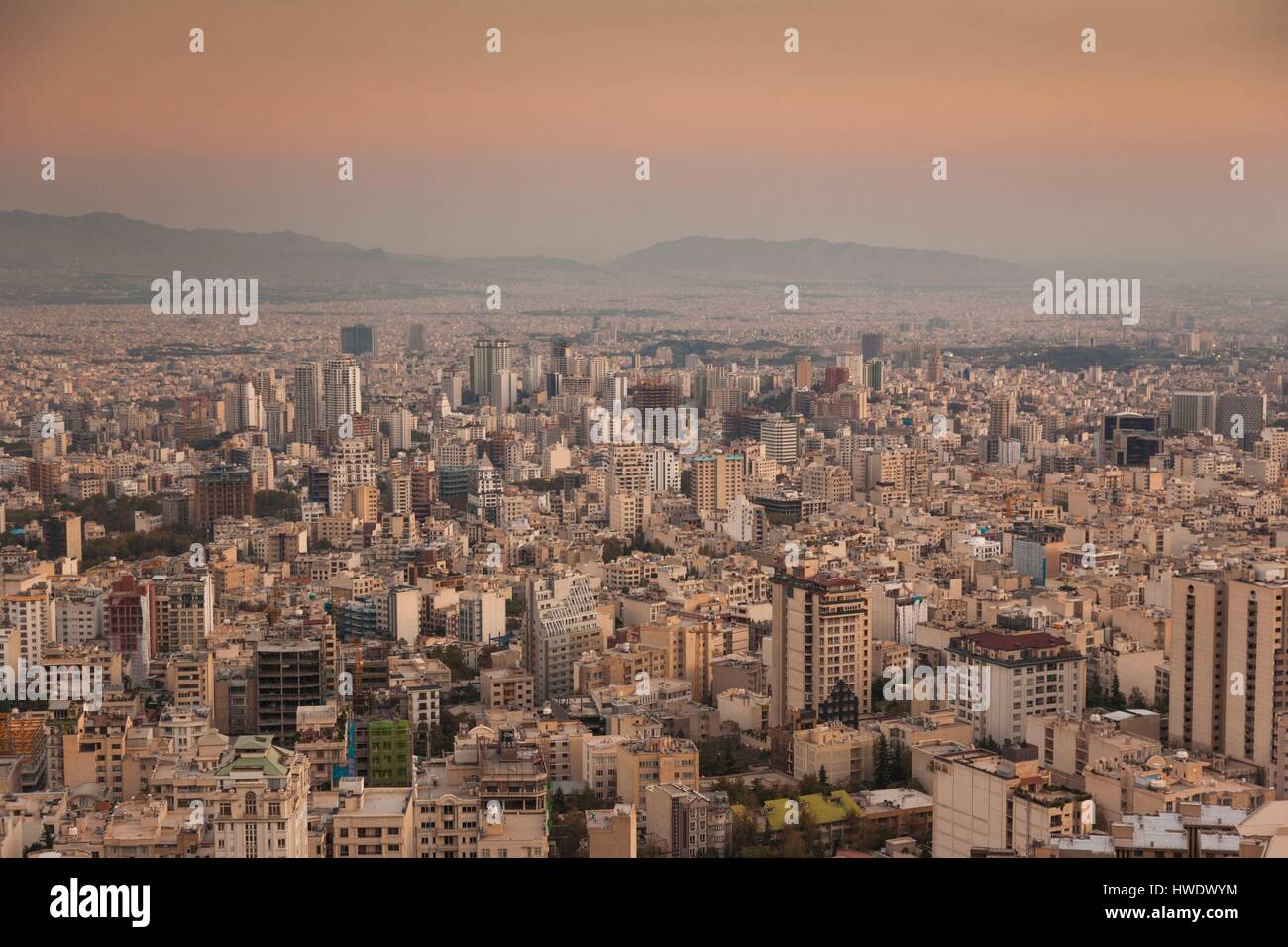 Iran, Teheran, erhöhten Stadt Skyline vom Dach des Iran Park, Dämmerung Stockfoto