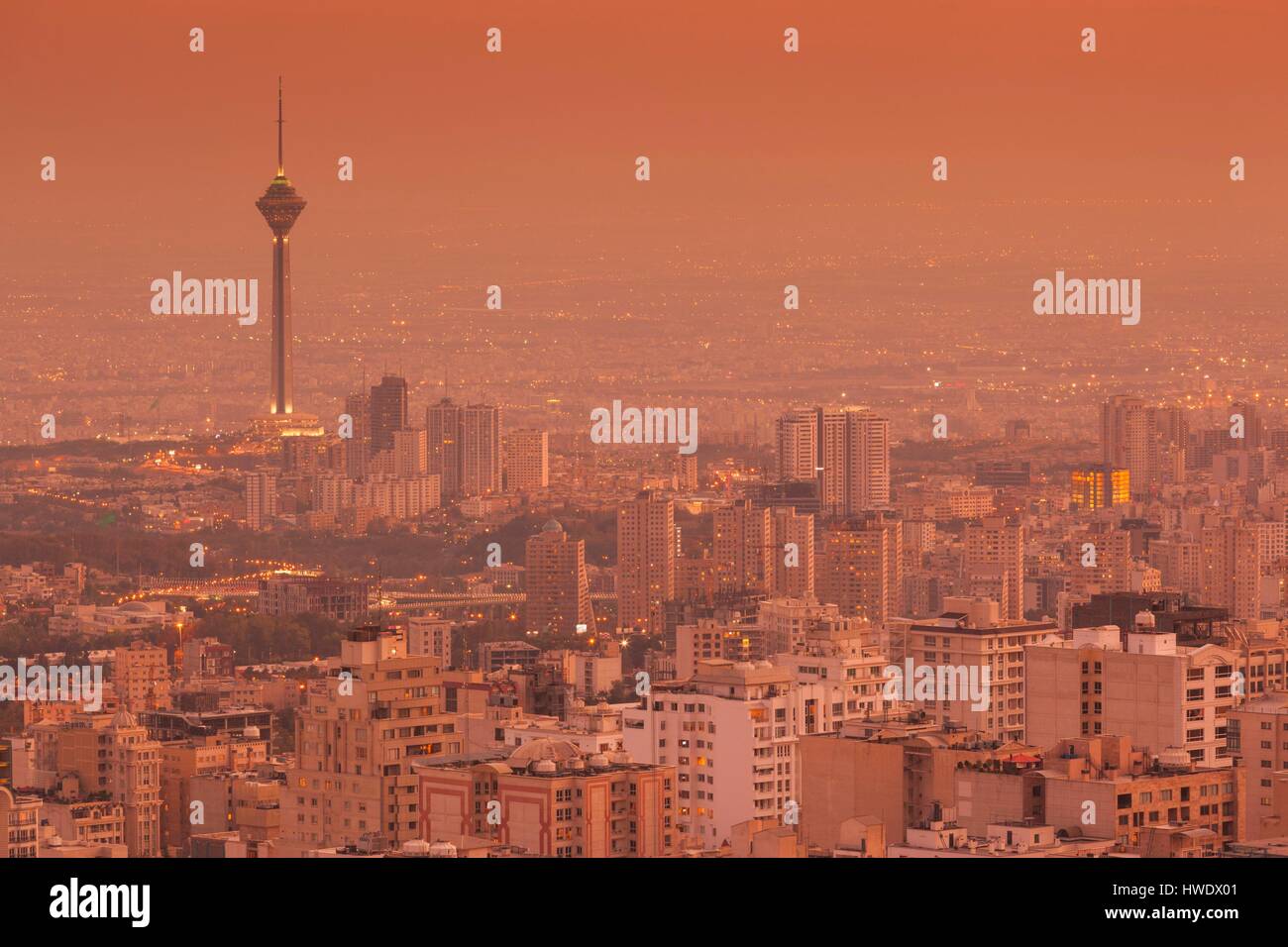 Iran, Teheran, erhöhten Stadt Skyline mit Blick Tfrom das Dach des Iran Park in Richtung der Milad-Turm, Dämmerung Stockfoto