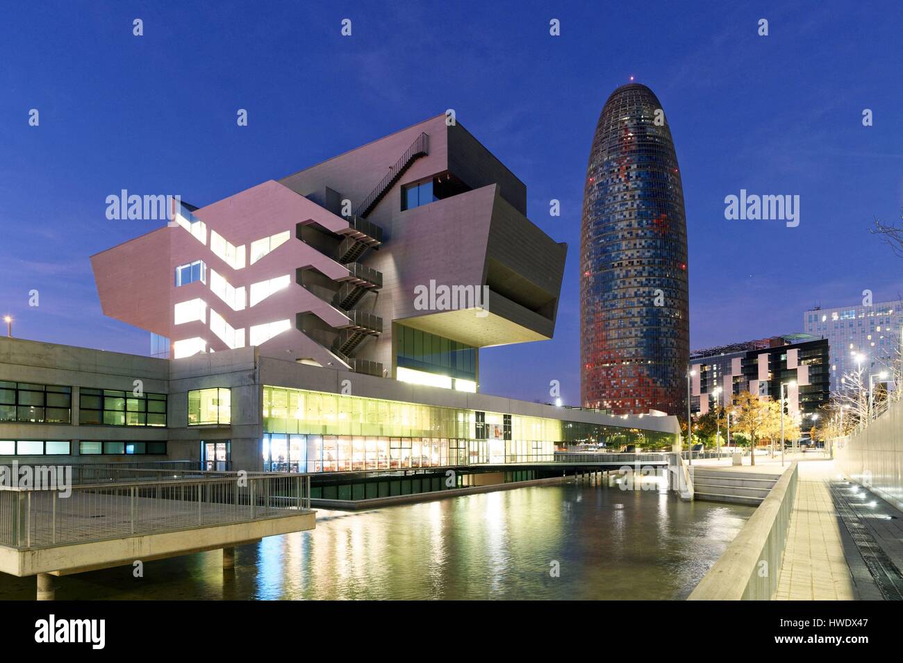 Spanien, Katalonien, Barcelona, Designmuseum oder Museu del Disseny mit Torre Agbar (Agbar-Turm) des Architekten Jean Nouvel Stockfoto