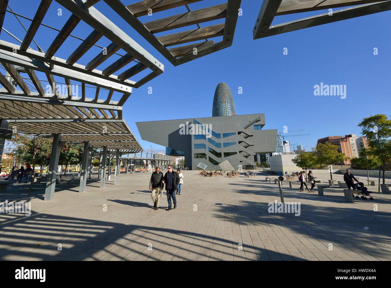 Spanien, Katalonien, Barcelona, Designmuseum oder Museu del Disseny mit Torre Agbar (Agbar-Turm) des Architekten Jean Nouvel Stockfoto