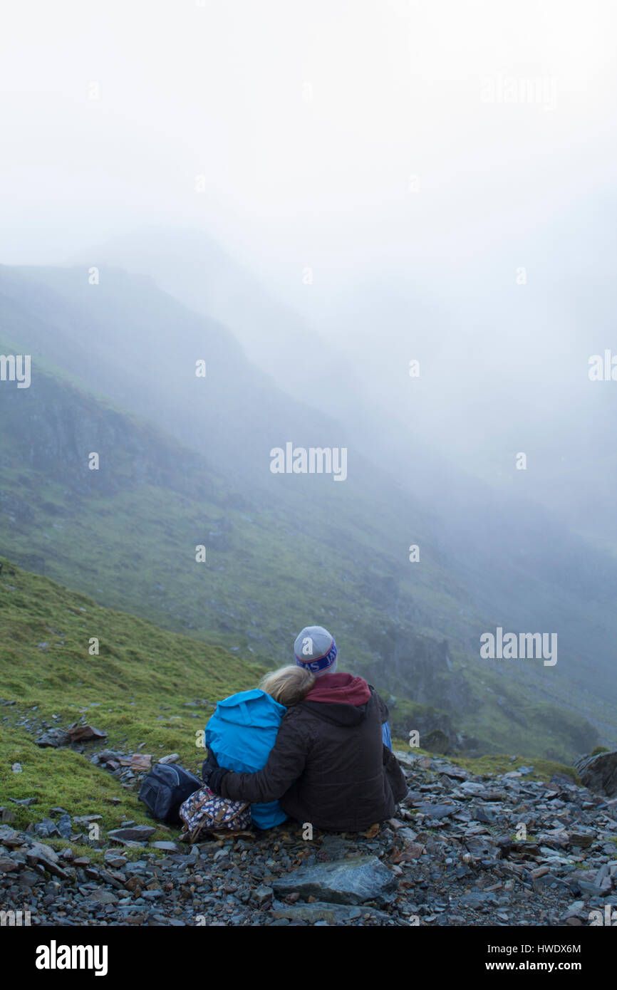 Paar im walisischen Bergen sitzen Stockfoto
