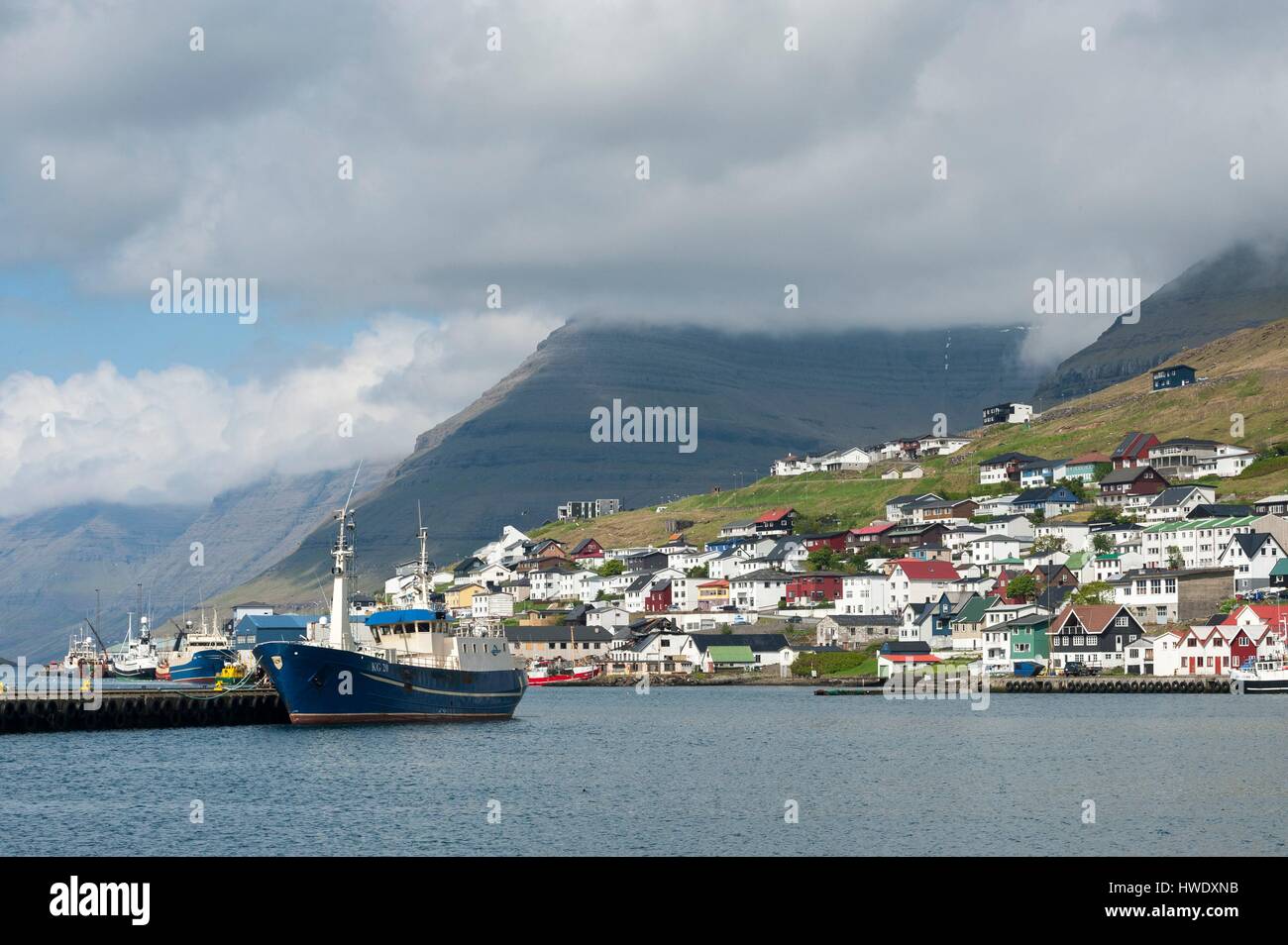 Dänemark, Färöer Inseln, Insel Bordoy, Klaksvik, Fischerboot am dock Stockfoto