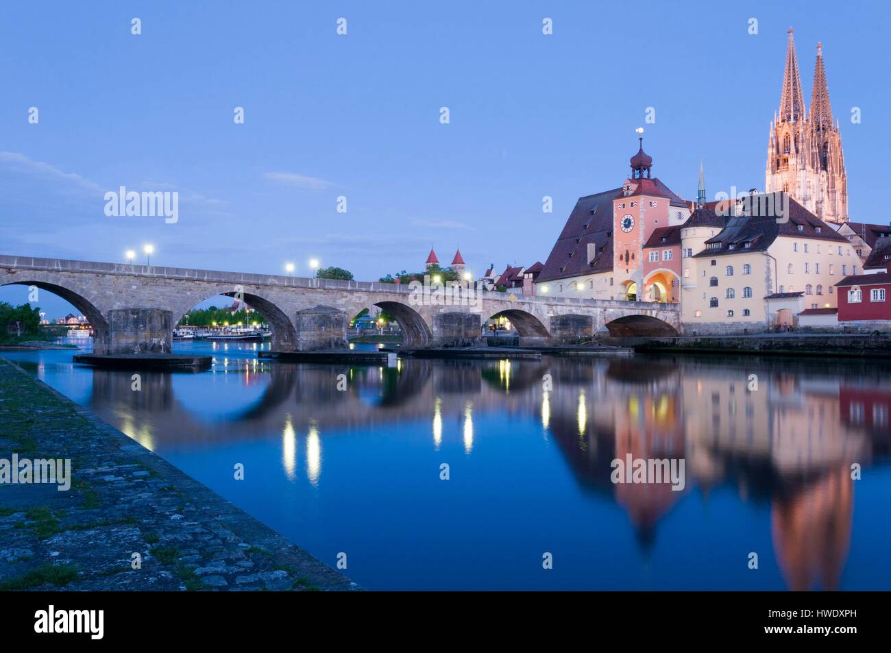 Deutschland, Bayern, Regensburg, Steinbrücke über die Donau und St.-Petri Dom in der Abenddämmerung Stockfoto