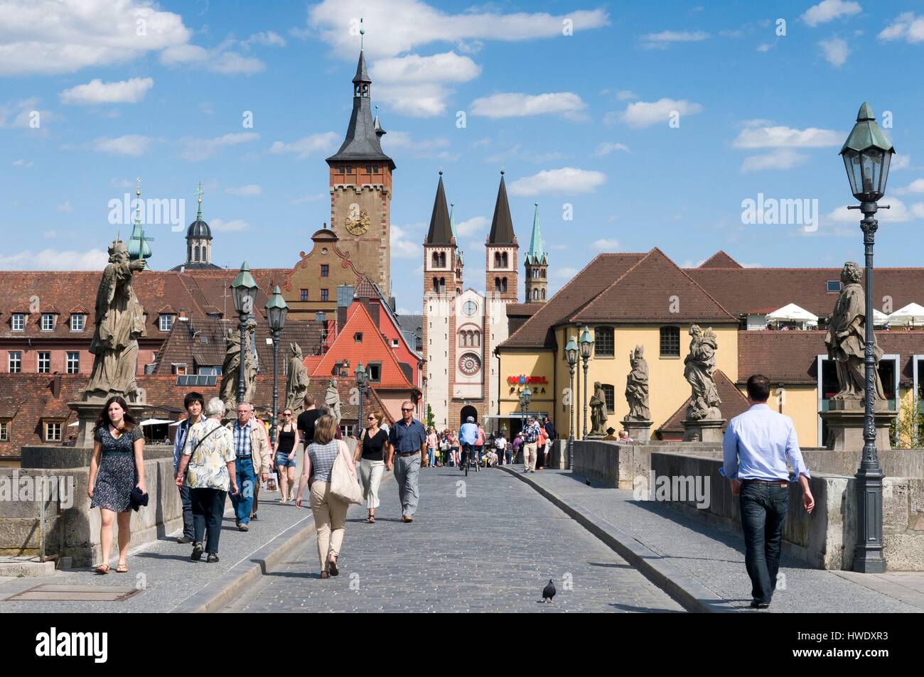 Deutschland, Bayern, Würzburg, alte Brücke am Main vom 15. Jahrhundert, Rathausturm und Sankt Kilian Dom datiert 12. Jahrhundert Stockfoto