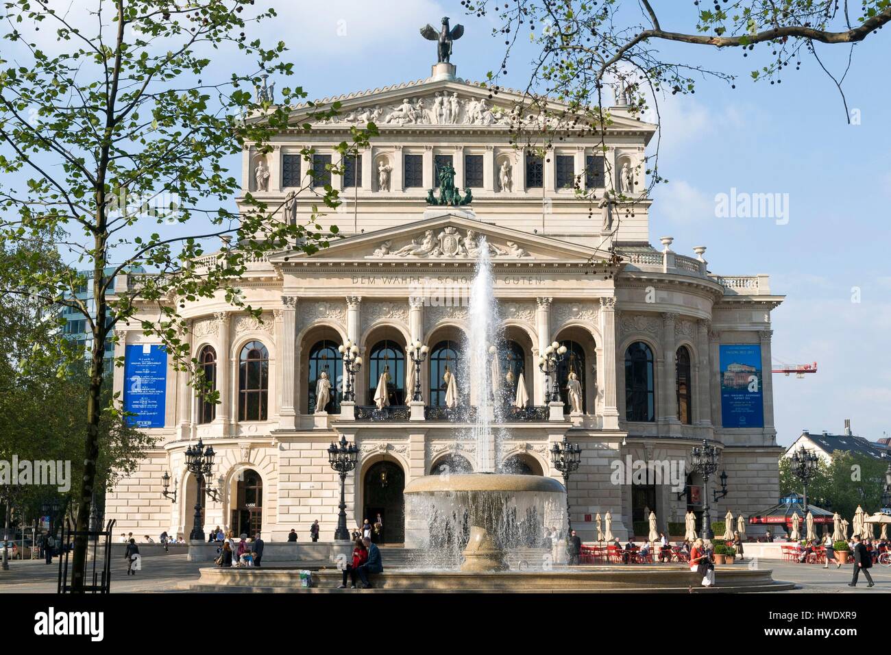 Deutschland, Hessen, Frankfurt am Main, Business District, Opern Platz (Opernplatz) mit alten Oper (alte Oper) Stockfoto