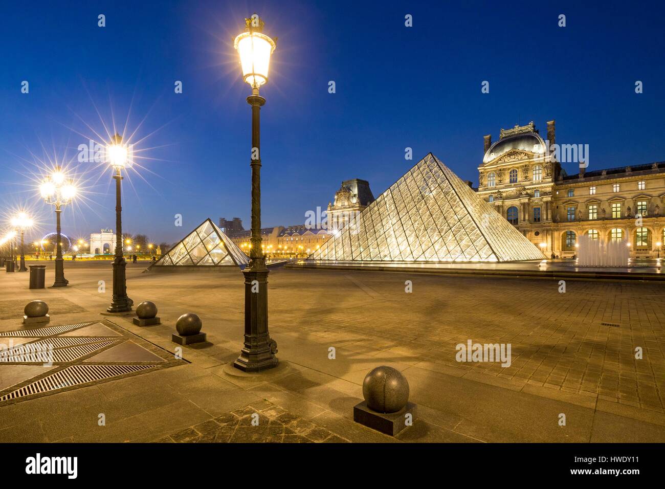 Frankreich, Paris, Bereich als Weltkulturerbe von der UNESCO, der Louvre Pyramide des Architekten Ieoh Ming Pei, Fassade der Pavillon von Richelieu im Gericht Napoleon Stockfoto