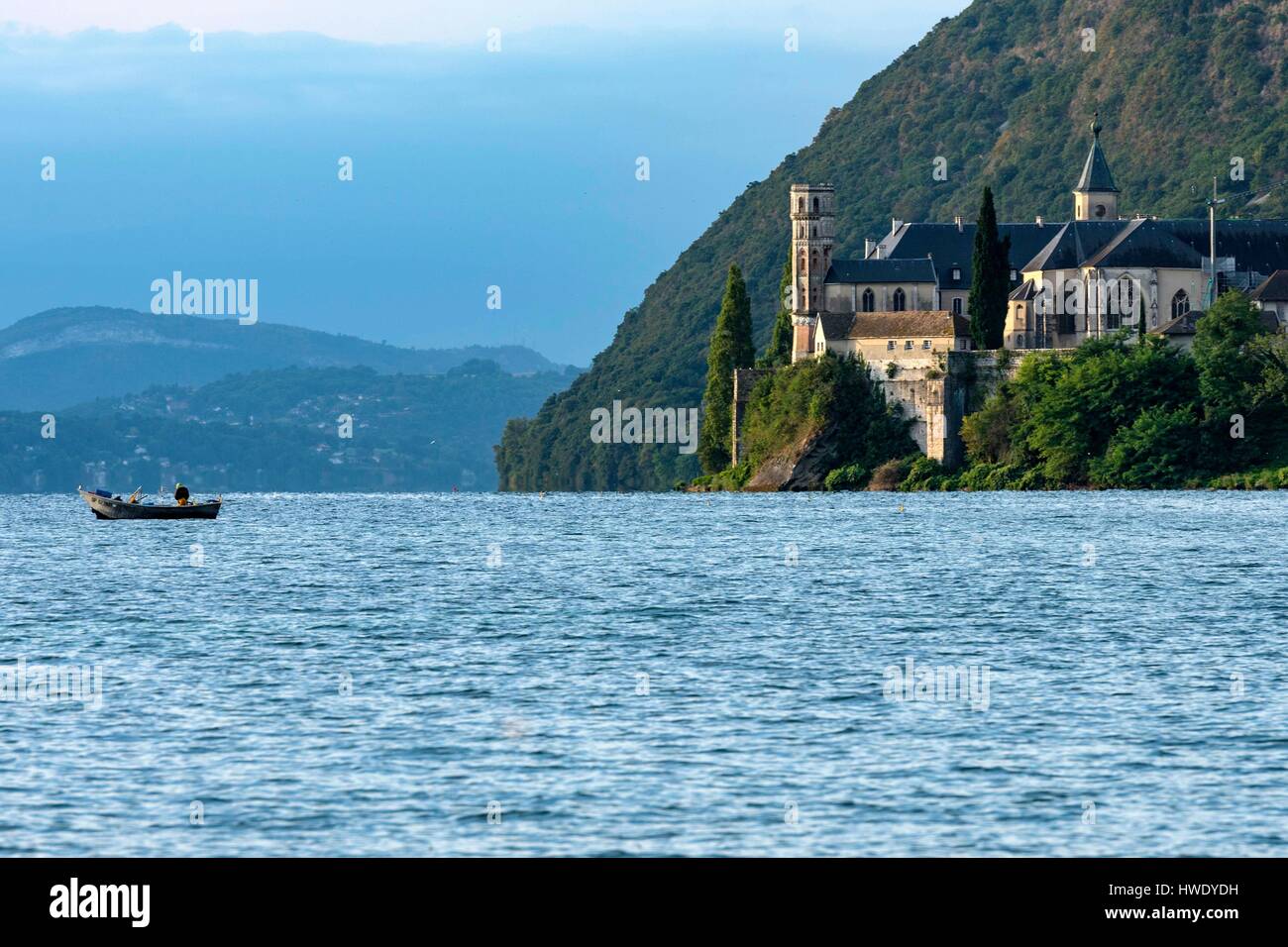 Wild Coast, Berufsfischer, die Einstellung seiner Netze neben der Königlichen Abtei von Hautecombe, Le Bourget du Lac, Savoie, Frankreich Stockfoto