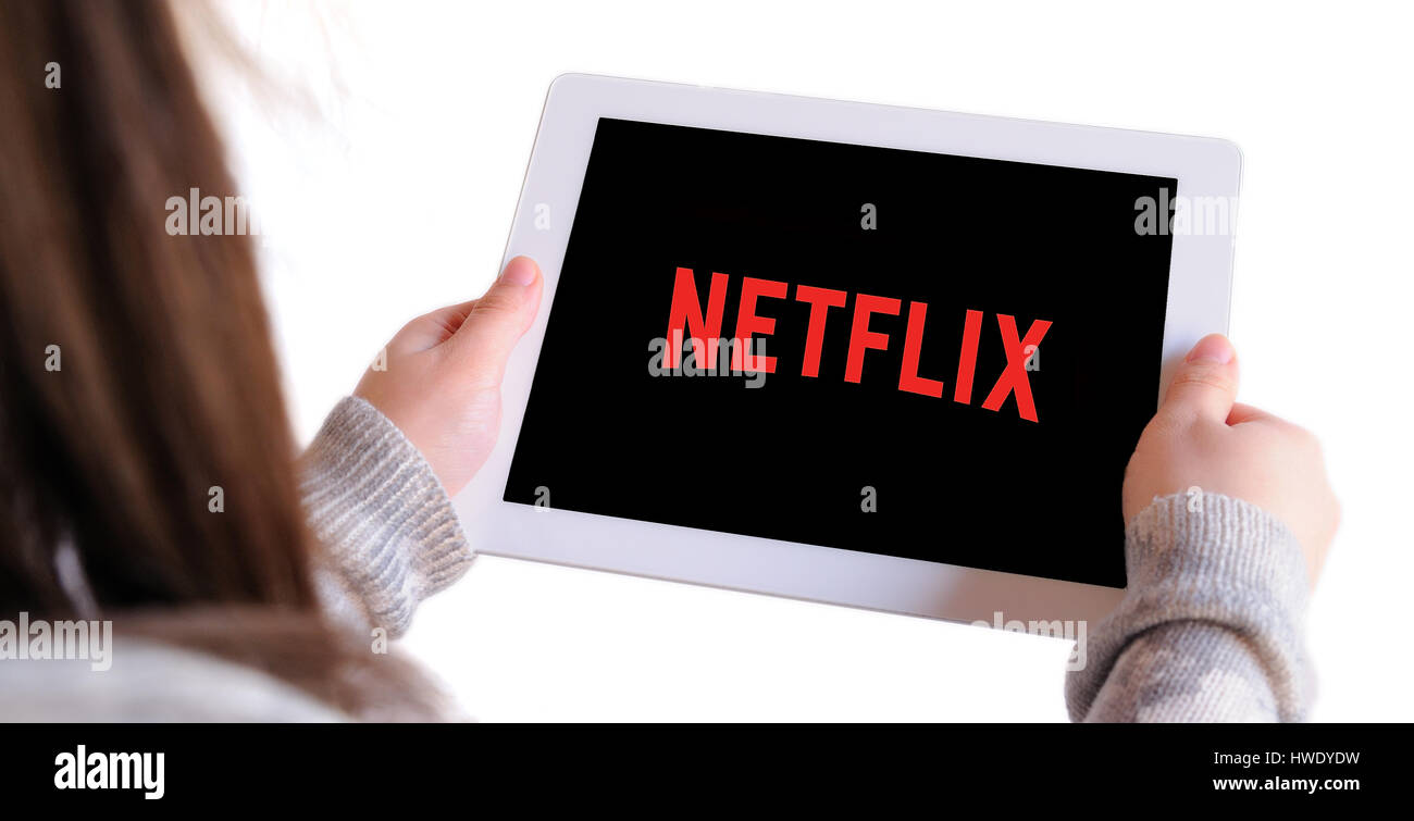 BARCELONA, Spanien - 8. August 2016: Unkenntlich Frau mit Netflix, ein Entertainment-Unternehmen, die Streaming-Medien und Video, auf dem Apple Ipad bietet, Stockfoto