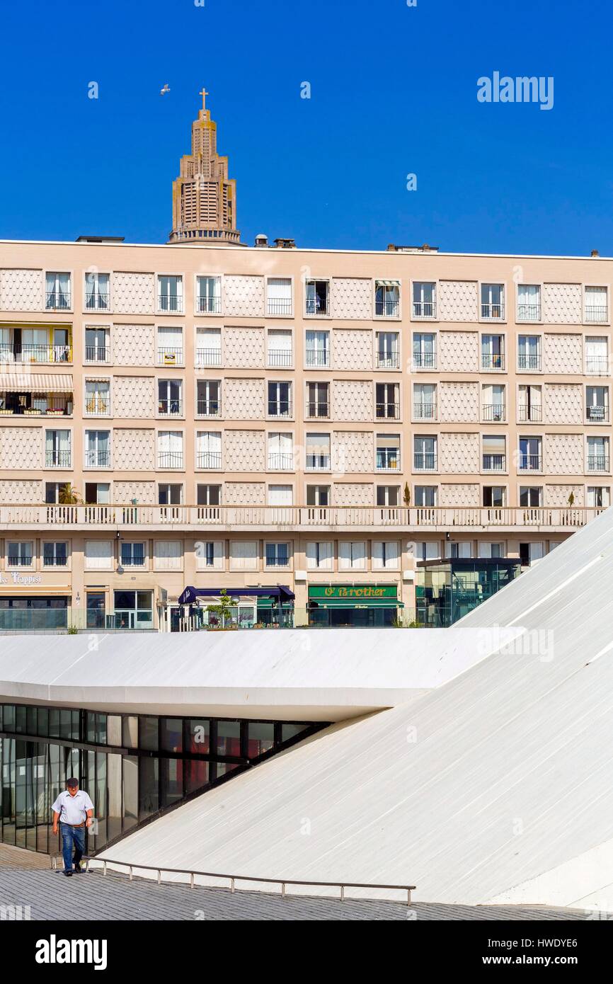 Frankreich, Seine Maritime, Le Havre, Innenstadt zum Weltkulturerbe der UNESCO, Niemeyer, der von Oscar Niemeyer entworfen und im Jahr 1982 mit an der Unterseite ein Gebäude von Auguste Perret und der Kirchturm der Hl. Joseph eröffnet Stockfoto