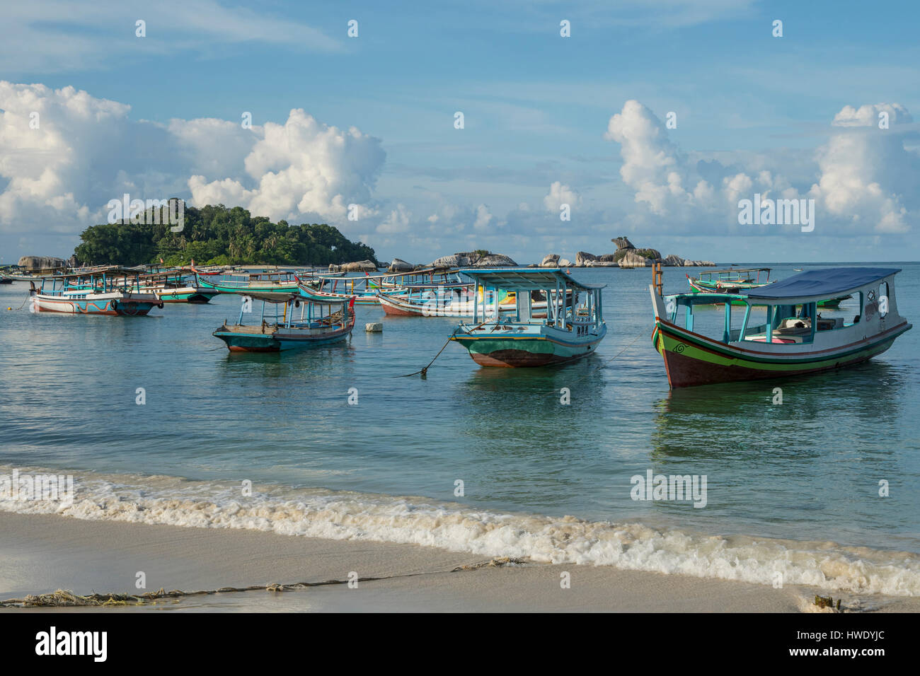 Lokale Boote am Kelayang Strand, Pulau Belitung, Indonesien Stockfoto