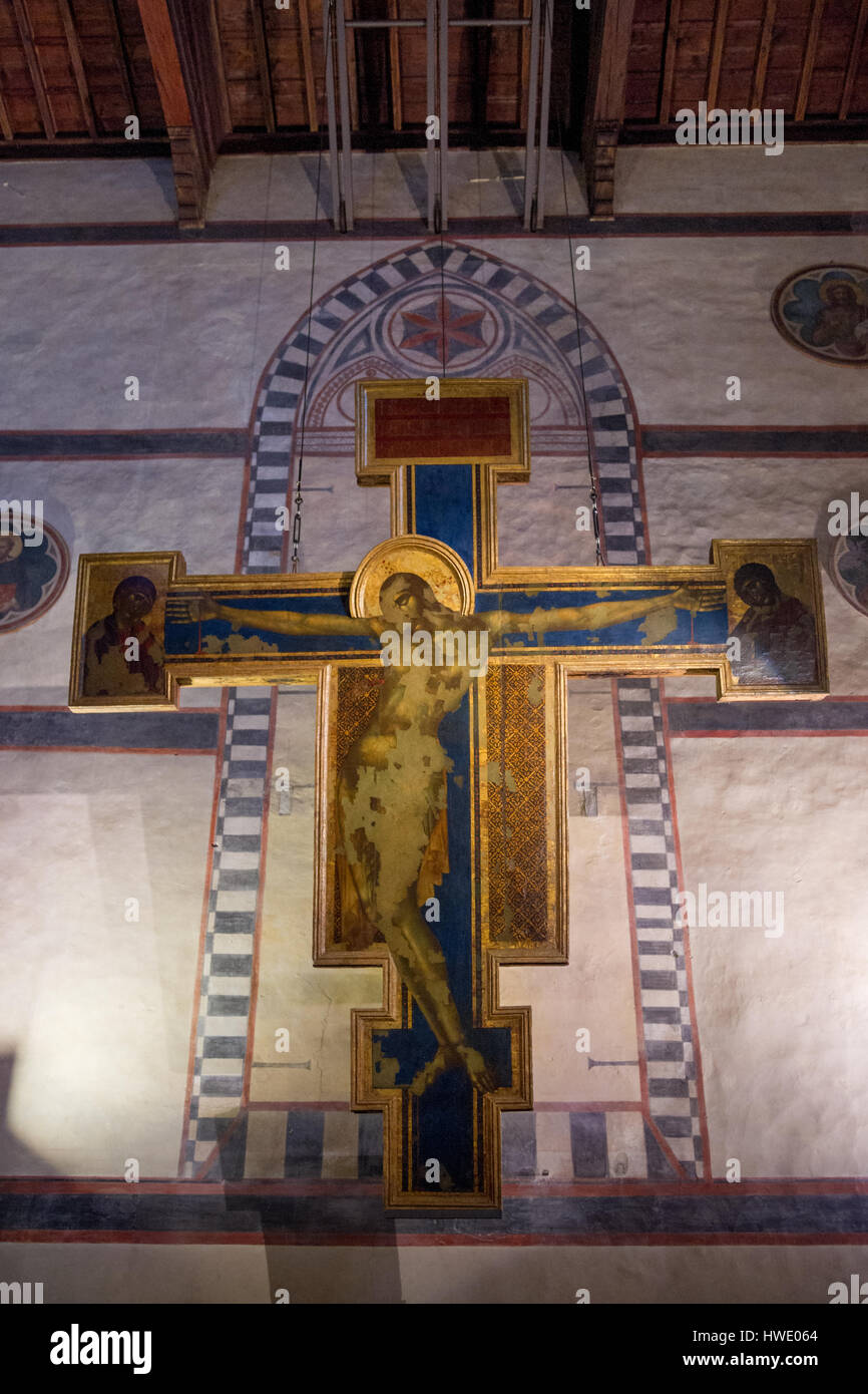 Kruzifix von Cimabue in Basilika di Sanrta Croce, die wichtigsten Franziskaner-Kirche in Florenz, Italien Stockfoto