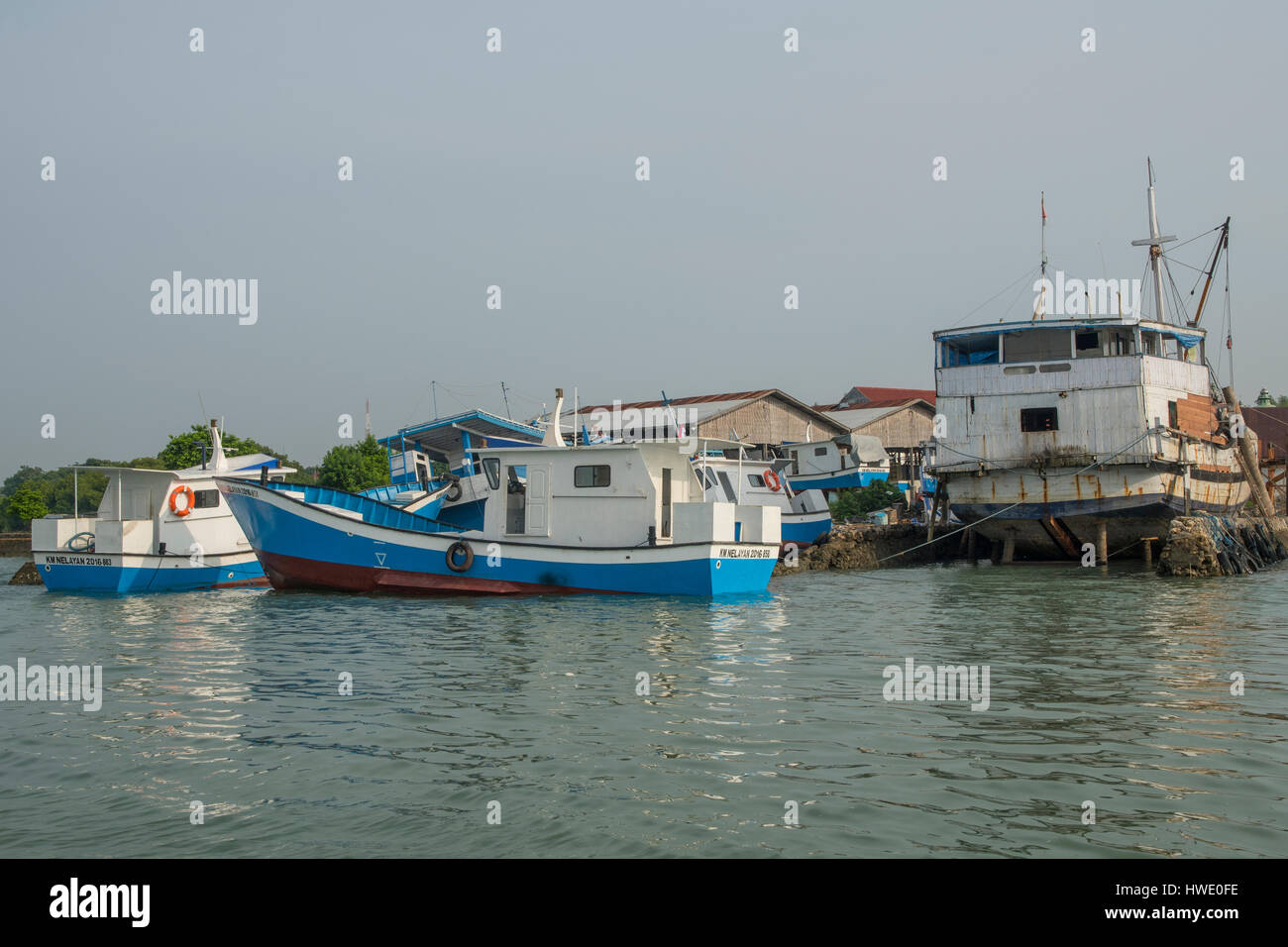Alte Boote im Hafen, Sumenep, Madura, Indonesien Stockfoto