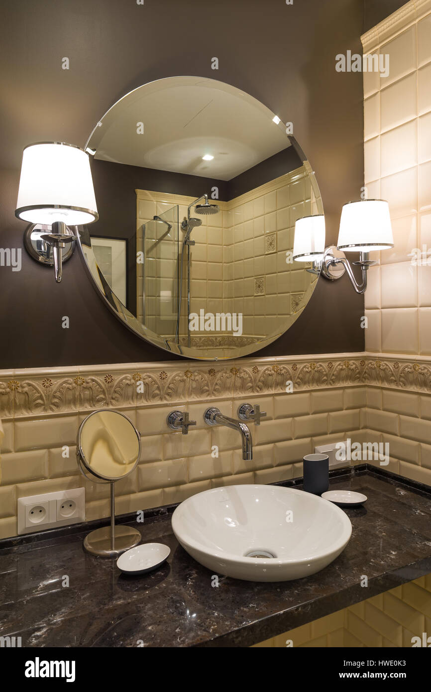 Circle Spiegel, Waschbecken Wasserhahn luxuriöses Badezimmer Stockfoto