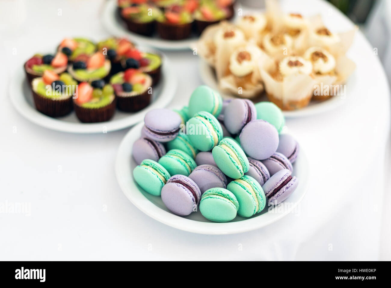 Türkis und lila Macarons. Hochzeitstorten auf dem Tisch. Süße Nachspeisen. Selektiven Fokus Stockfoto