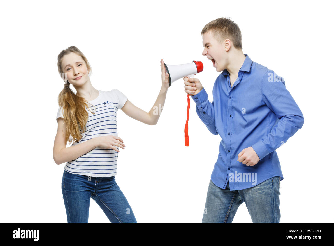 Teenager-Alter junge Mädchen durch Megaphon schrie. Bruder und Schwester, die isoliert auf weißem Hintergrund. Kopieren Sie Raum. Stockfoto