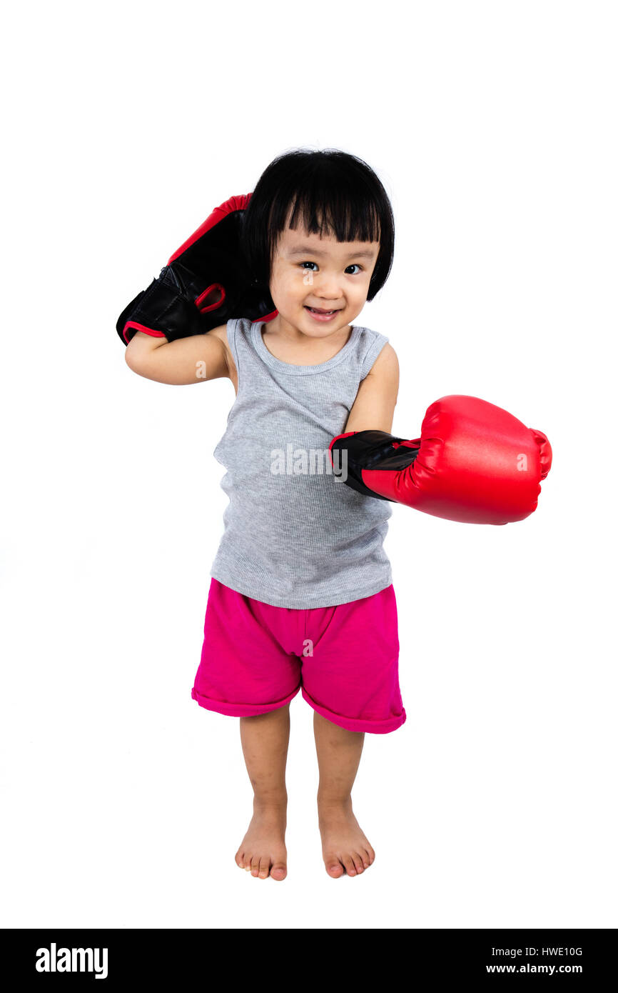 Asiatische kleine chinesische Mädchen tragen Boxhandschuh in isolierten weißen Hintergrund. Stockfoto