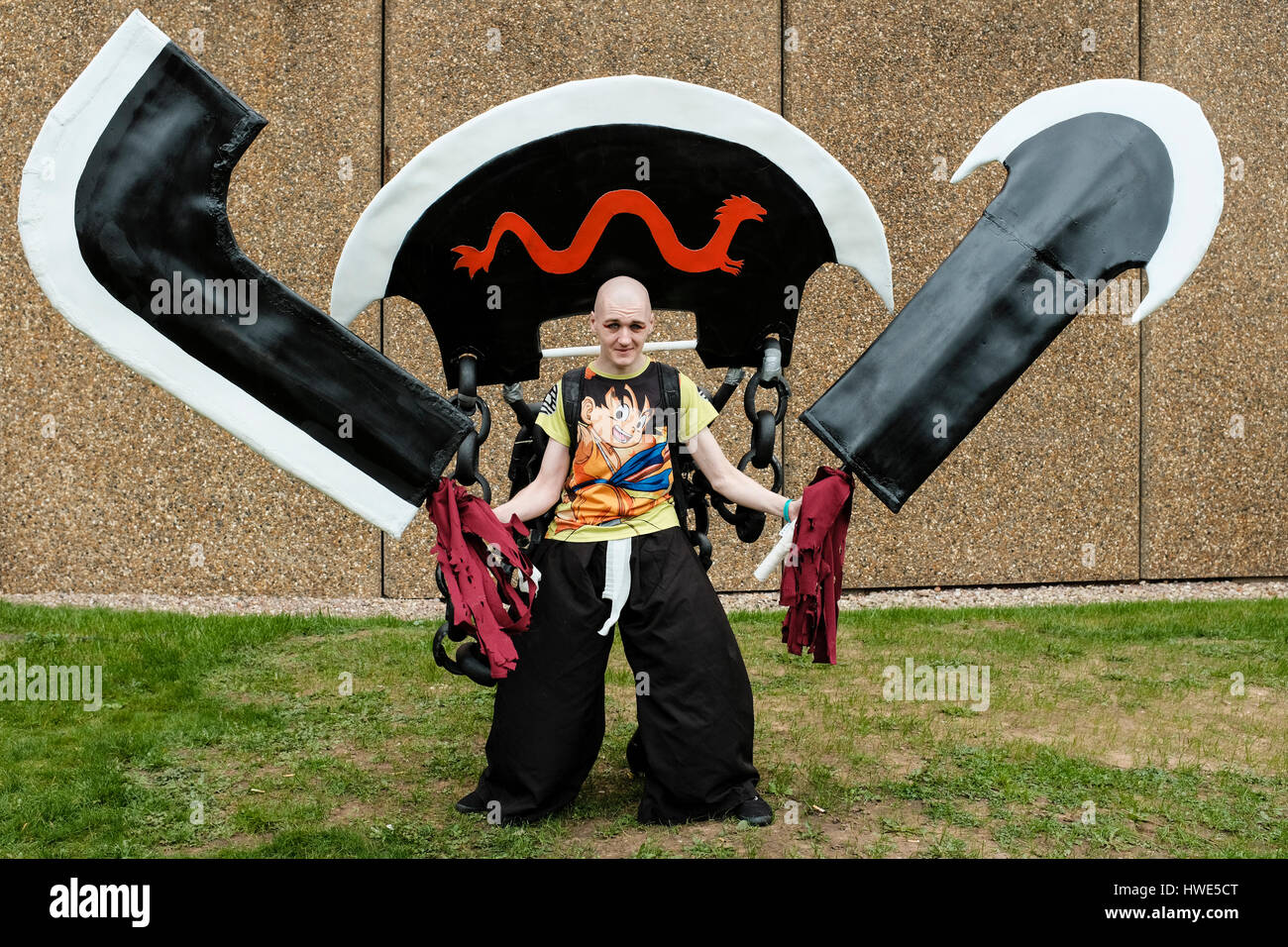 Junger Mann besucht MCM Comic Con, Birmingham, UK 2017 in Charakter Kostüm Stockfoto