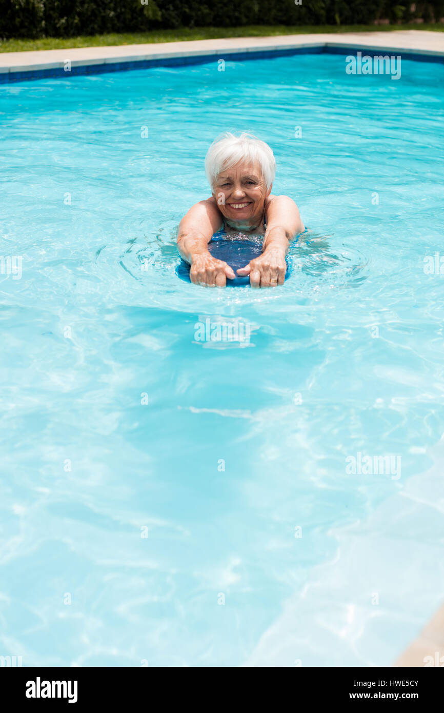 Eine Altere Frau Schwimmt Stockfotos Und Bilder Kaufen Alamy