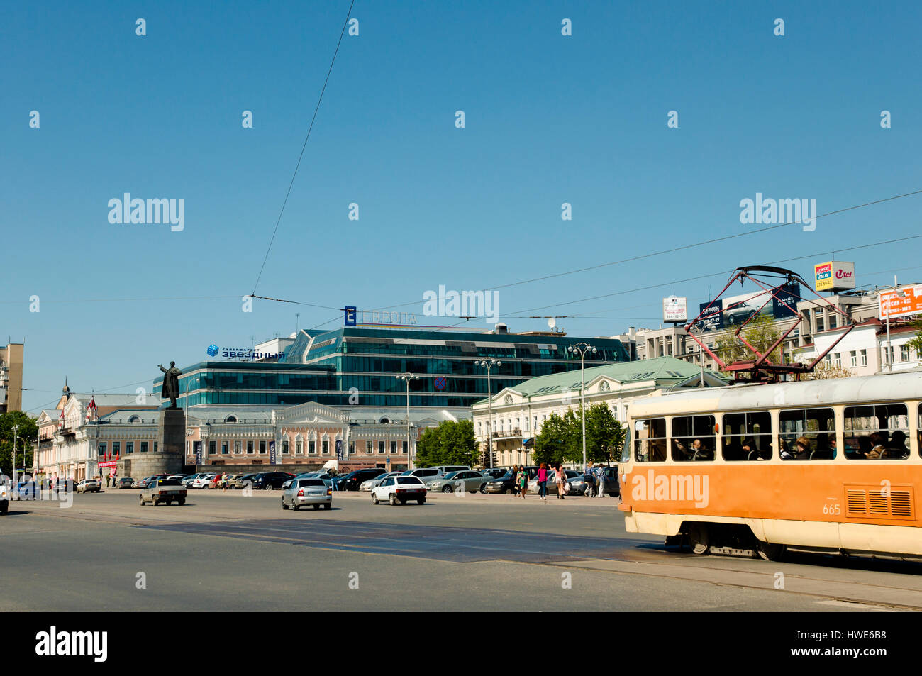 JEKATERINBURG, Russland - 19. Mai 2012: Straßenbahn und Fahrzeuge auf Lenin Avenue in die 4. größte Stadt Russlands Stockfoto