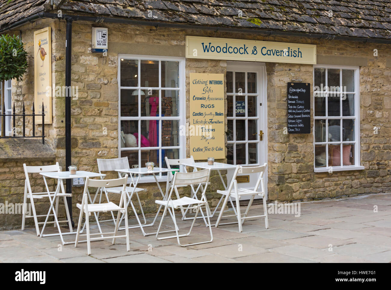 Cirencester - Woodcock & Cavendish-Geschenk-Shop am Marktplatz, Cirencester, Gloucestershire im März Stockfoto