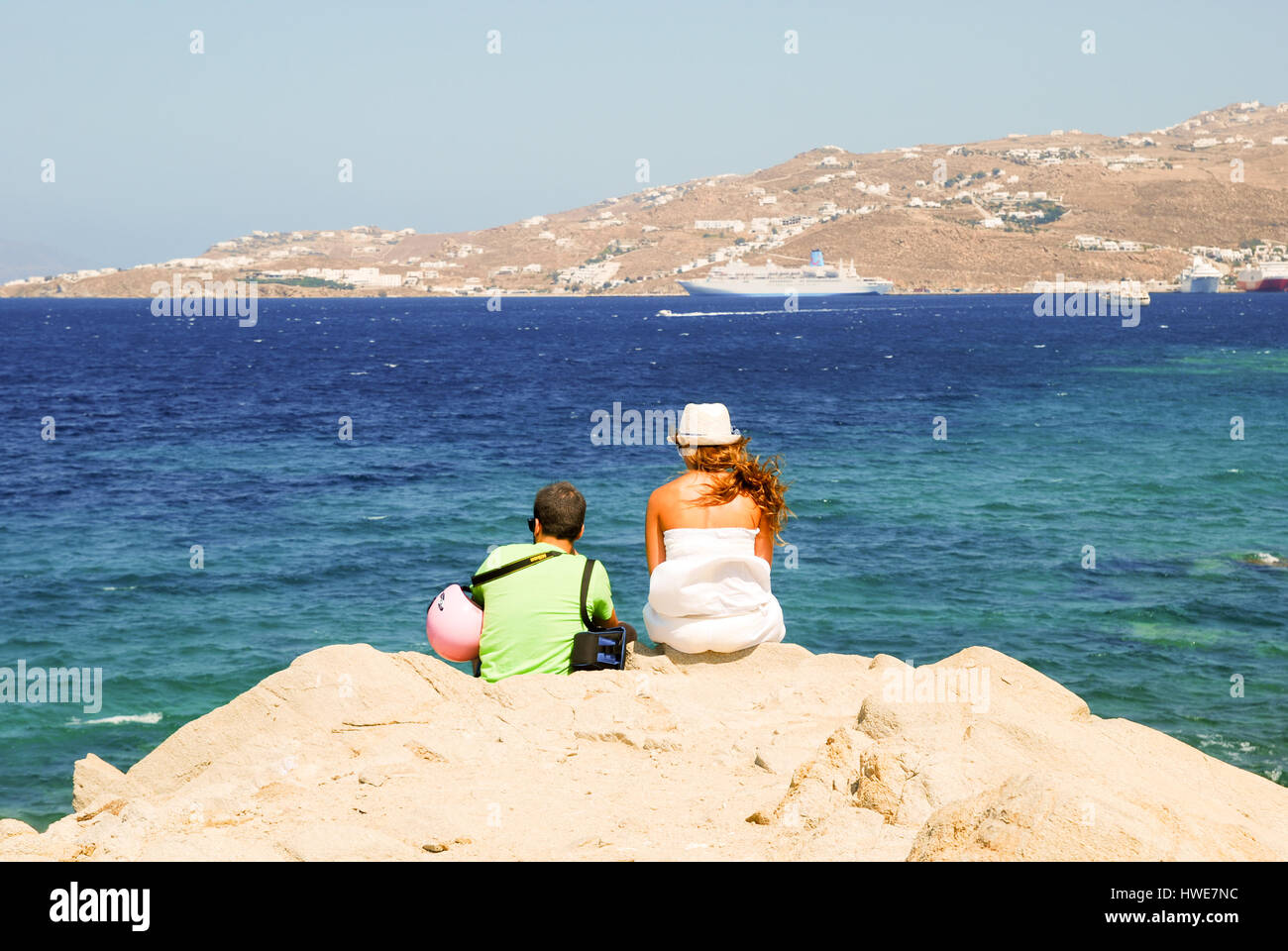 Junges Paar Blick auf das Meer auf der griechischen Insel Mykonos. Stockfoto