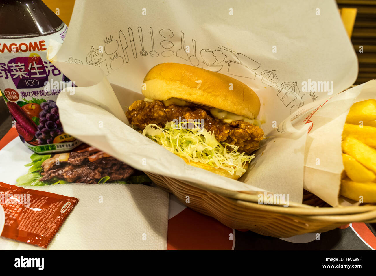 Saku Chicken Burger Mahlzeit inklusive Getränk und Pommes frites zu MOS Burger in Hong Kong Stockfoto
