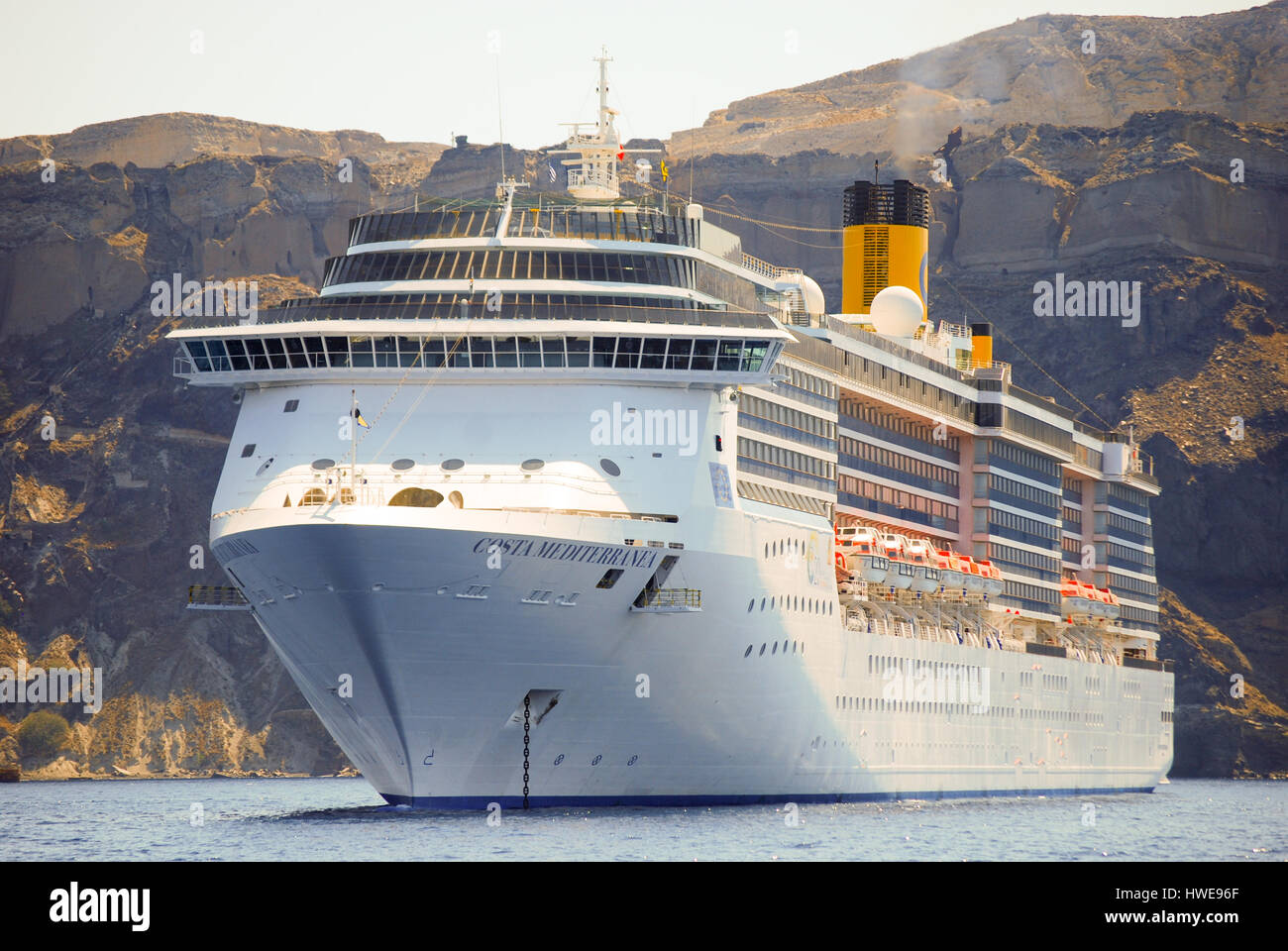 Die Costa Mediterranea Kreuzfahrtschiff verankert auf Santorini, griechische Inseln Stockfoto