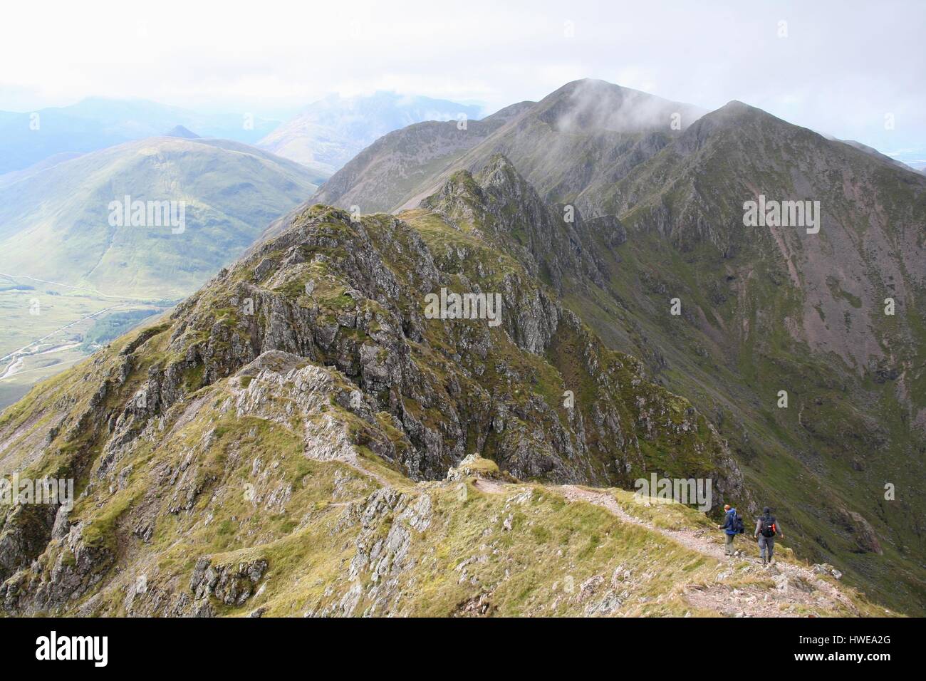 Blick nach Westen in Richtung Aonach Eagach und Sgorr Nam Fiannaidh von Meall Dearg. Über Glen Coe, Highlands, Schottland Stockfoto