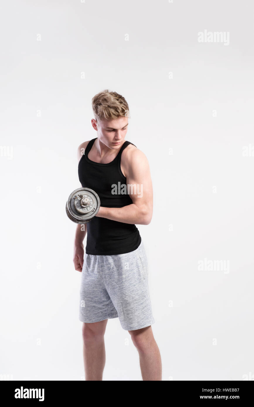 Gut aussehend Fitness Mann, Hantel, Studio gedreht. Stockfoto