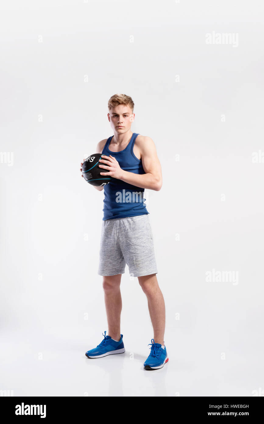 Gut aussehend Fitness Mann halten Medizinball, Studio gedreht. Stockfoto